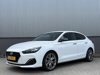Hyundai i30 Fastback 1.4 T-GDi 140pk 7-DCT Premium | Automaat | Navigatie | Cruise Control | Camera Achter | Parkeersensoren Voor & Achter |