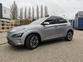 Hyundai Kona 204 pk EV Premium Sky 64 kWh Auto is zo goed als nieuw