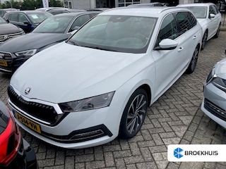 Skoda Octavia Combi 1.5 TSI First Edition 150pk Head up display | Navigatie | App connect | Dodehoekdetectie | Keyless | Stoelverwarming | elektriche bestuurdersstoel | 18"LMV