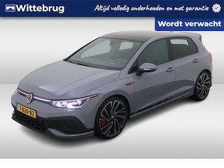 Volkswagen Golf 2.0 TSI GTI Clubsport / AUTOMAAT/ 300 PK/ PANO/ HARMAN KARDON/ CAMERA/ PARK. SENSOREN/ LEDEREN MEMORY SEATS/ STOEL VERWARM. EN VENTILATIE/ IQ. LIGHT/ HEAD-UP DISPLAY/ NAVI/ CLIMA/ 19" LMV