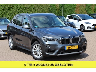 BMW X1 sDrive20i Centennial High Exe. / Trekhaak / Camera / Head-Up / Leder / Groot Navi. / 17'' / LED / Stuur + Stoelverwarming / Cruise Control