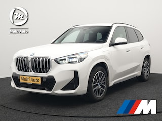 BMW X1 xDrive30e M Sport Plug In Hybrid 326pk Dealer O.H PHEV | Trekhaak Af Fabriek | Head Up | 360 Camera | Adaptive Cruise | Harman Kardon | Alcantara Sportstoelen Memory & Verwarmd | Apple Carplay | Navigatie | Sfeerverlichting |