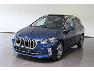 BMW 2-serie Tourer 225e xDrive LUXURY ** LED, NAVI+, LEDER, PANORAMA, TREKH, DRIV. ASS+, 17-inch LMV ** 1e EIG - UNFALLFREI ** ** INFORMEER OOK NAAR ONZE AANTREKKELIJKE FINANCIAL-LEASE TARIEVEN **