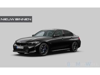 BMW 320e High Executive M Sport | Panoramadak | Harman Kardon | Carbon | Camera | Adaptive LED | Stoelverwarming | Stuurverwarming | Apple Carplay | Navigatie | Cruise Control | Memory Seat | Trekhaak | Keyless | Shadowline