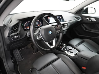 BMW 218I AUT-7 High Executive Sportst.+Leer+Stuur+Verwarmd Apple Carplay Camera Android Navi Sport line Live Cockpit Professional Plus Ecc Cruise Control Pdc Adap.Led Carbon-delen DAB Regen- en lichtsensor Speed Limit Info Connected services EURO6 Origin.Nederlandse auto ! Zeer compleet
