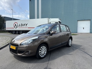Renault Scénic 1.4 TCE Expression 6-Bak 131 PK. Mooie en als nieuw rijdende auto van de tweede eigenaar !!!