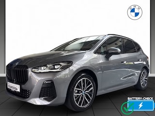 BMW 2-serie Tourer 230e xDrive M-SPORT ** LED, NAVI+, LEDER/ALC, PANORAMA, TREKH, DRIV. ASS+, 18-inch LMV - Ex BMW-AG - UNFALLFREI ** ** INFORMEER OOK NAAR ONZE AANTREKKELIJKE FINANCIAL-LEASE TARIEVEN **
