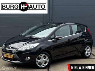 Ford Fiesta 1.25 Titanium 5 deurs - ECC - CRUISE CONTROLE - PARKEERSENSOREN ACHTER - LM VELGEN - BLUETOOTH - EL. INKLAPBARE BUITENSPIEGELS - NL AUTO - NAP - APK T/M 22-12-2025 -