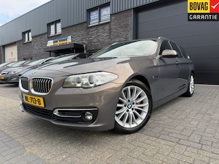 BMW 5-serie Touring 528i Luxury Edition | AUTOMAAT | 2E EIGENAAR | 12MND GARANTIE | LEDER | CRUISE | NAVI | PDC |