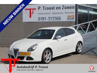 Alfa Romeo Giulietta 1.4 T Distinctive Navigatie/Cruise control/Climate control/Parkeersensoren/Trekhaak/Bluetooth/Radio-CD speler/18'' Lichtmetalen velgen.