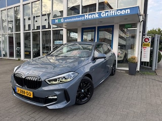 BMW 118i High Executive I Rood interieur I Apple Carplay/Android Auto
