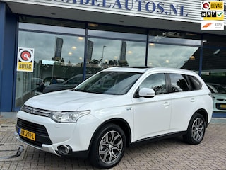 Mitsubishi Outlander 2.0 PHEV Business Leer Xenon Schuifdak Navi Camera Trekhaak NAP NL-Auto Dealeronderhouden!