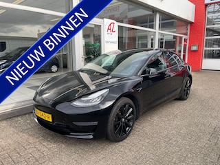 Tesla Model 3 | Long Range dual motor 485 km Actieradius | - 1e eigenaar | NAP | 4-WDRIVE -APK TOT 7 AUG 2027 | | 1e eigenaar | Navigatie | Panoramadak | Voorzien van trekhaak | Electronic climate control | Navigatiesysteem full map |