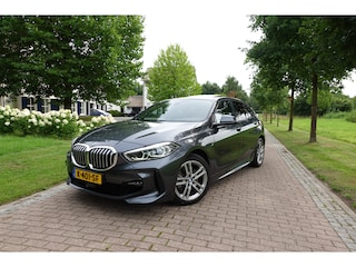 BMW 118i High Executive M-Sport | Panodak | Stoelverw. | LED | DAB | Camera |