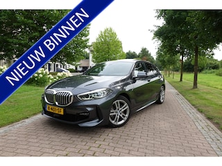 BMW 118i High Executive M-Sport | Panodak | Stoelverw. | LED | DAB | Camera |