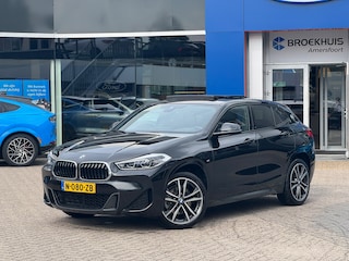 BMW X2 xDrive20i High Executive | M-pakket | Elektrisch panorama-dak | Cruise control adaptief | Head-up | Keyless | LED koplampen | Voorstoelen verwarmd | Airco (automatisch) | Cruise control adaptief met Stop&Go | Elektrisch bedienbare achterklep