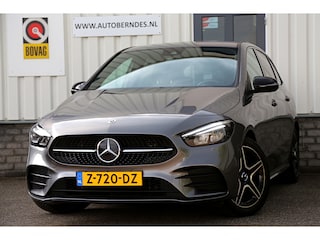 Mercedes-Benz B-klasse 250 e AMG*Perfect Onderh.*Night pakket/Half Leder/Stoelverw./Camera/LED/Apple Carplay-Android/Sfeer/Act. Remass./Rijstrook/Standkachel/Parkeersens.V+A/18 inch LM*