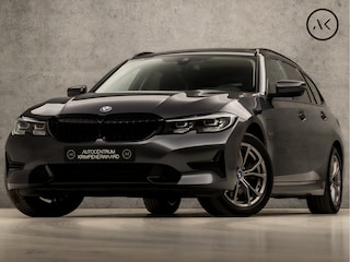 BMW 3-serie Touring 320e Sportline 204Pk Automaat (PANORAMADAK, APPLE CARPLAY, 360 CAMERA, SFEERVERLICHTING, TREKHAAK ELEKTRISCH, LEDER, STOELVERWARMING, GETINT GLAS, NIEUWSTAAT)