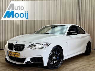 BMW 2-serie Coupé M240i *M-PERFORMANCE* Spoilerpakket / Harman Kardon / Alcantara / Memory Seat / Keyless / Stoelverwarming / 18"LMV