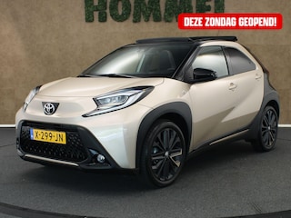 Toyota Aygo 1.0 VVT-i MT Premium - ORIGINEEL NEDERLANDSE AUTO - CARBIO DAK - PARKEERSENSOREN VOOR EN ACHTER - DRAADLOZE APPLE CARPLAY/ANDROID AUTO - DRAADLOZE TELEFOONLADER - VOORSTOELEN VERWARMD - NAVIGATIE