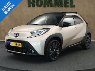 Toyota Aygo 1.0 VVT-i MT Premium - ORIGINEEL NEDERLANDSE AUTO - CARBIO DAK - PARKEERSENSOREN VOOR EN ACHTER - DRAADLOZE APPLE CARPLAY/ANDROID AUTO - DRAADLOZE TELEFOONLADER - VOORSTOELEN VERWARMD - NAVIGATIE