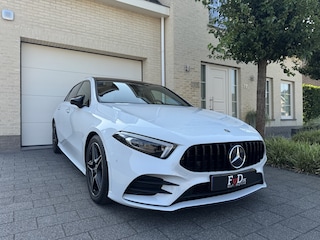 Mercedes-Benz A-klasse 180 AMG Aut Panoramadak Nightpakket Widescreen AmbientLight Keyless SportLeder Led Camera Pdc
