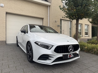 Mercedes-Benz A-klasse 180 AMG Aut Panoramadak Nightpakket Widescreen AmbientLight Keyless SportLeder Led Camera Pdc