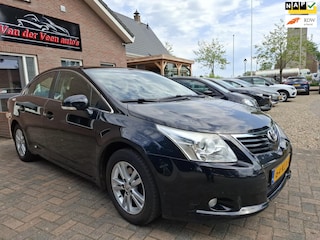 Toyota Avensis 1.8 VVTi Dynamic. 2de eigenaar, cruise, stoelverwarming, airco, trekhaak, aux, isofix, etc, etc. Prijs rijklaar.