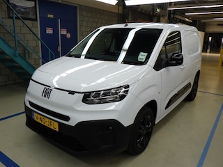 Fiat Doblò | Passagiersbank | Meegespoten bumper | Digitale Spiegel | Zwarte lichtmetalen velgen | Applecarplay / Android auto | 2 zitplaatsen rechtsvoor | Achteruitrijcamera | Airco