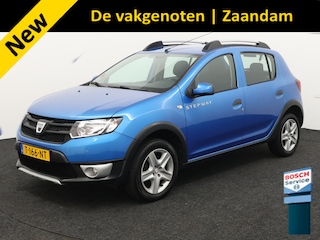 Dacia Sandero 0.9 TCe Stepway Lauréate Trekhaak hoge instap airco centrvergr elecraam audio/aux/stuurbed lmvelg nette auto, met gebruiks sporen, lak beschadiging op de motorkap.