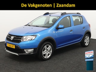 Dacia Sandero 0.9 TCe Stepway Lauréate Trekhaak hoge instap airco centrvergr elecraam audio/aux/stuurbed lmvelg nette auto, met gebruiks sporen, lak beschadiging op de motorkap.