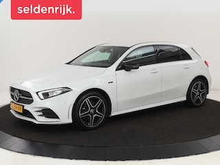 Mercedes-Benz A-klasse 250e AMG Night | Stoelverwarming | Camera | Sfeerverlichting | Leder/Alcantara | Park Assist | Navigatie | Widescreen | Full LED | PHEV | Plug In