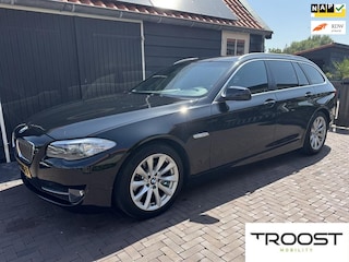 BMW 5-serie Touring 523i High Executive | El. trekhaak | Leer | Navi | NAP | Airco Clima.
