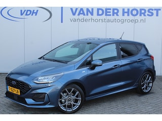 Ford Fiesta 1.0-125pk EcoBoost Mild-Hybrid ST-Line. In nieuwstaat verkerende Ford Fiesta met 125pk van 1e eig. ! Autm. airco, stoel-, stuur- en voorraamverw., LED verl., privacy glass, trekhaak, metallic lak, adaptieve cruise cntrl, navigatie by Apple/Android