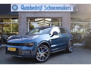 Lynk & Co 01 1.5 261PK! 6.6 Kwh LADEN! MY23 ZWARTE-HEMEL 360-CAMERA PANO/SCHUIF INFINITY ZWARTE-HEMEL DAB NAVI CARPLAY STOELVERWARMING ELEK.ACHTERKLEP 20"LMV