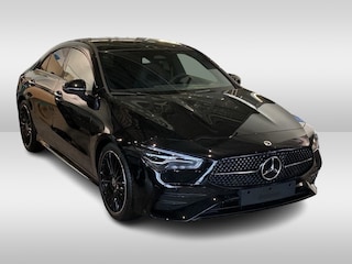 Mercedes-Benz CLA 180 AMG Line / MY2024 / NIEUWSTAAT! / Panoramadak / Camera / Leder&Alcantara / 18'' / Sfeerverlichting / Dodehoek / DAB / Cruise Control