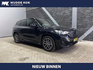 BMW iX1 xDrive30 67 kWh | M-Sport | Panoramadak | Trekhaak | Harman/Kardon | Camera