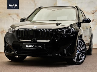 BMW iX1 xDrive30 M Sport, NL-auto, 1e eig., tr.haak, pano, 20", H/K, LED-kopl., memory, HUD, privacy