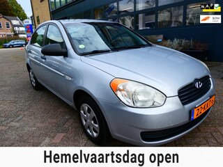 Hyundai Accent 1.4i Dynamic 97pk Sedan Airco Trekhaak 1100kg. 1e eigenaar