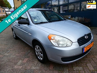 Hyundai Accent 1.4i Dynamic 97pk Sedan Airco Trekhaak 1100kg. 1e eigenaar