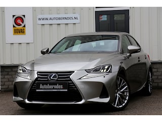 Lexus IS 300h Hybrid*Perfect Lexus Onderh.1ste Eig*Afn. Trekhaak/Half Leder/Stoelverw./Stuurverw./LED/DAB/Keyless Entry+Go/Camera/Parkeersens.V+A/18 inch LM*