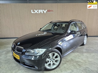 BMW 3-serie Touring 318i High Executive | Clima | Navi | Pano | Cruise | PDC | Stoelverwarming |
