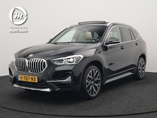 BMW X1 sDrive20i Sportline Automaat 192pk | Afneembare Trekhaak | Panodak | Head Up | Lederen Sportstoelen Verwarmd | Navigatie | Camera | Sfeerverlichting | Virtual | DAB |