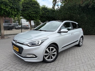 Hyundai i20 1.2 (4 cil), Clima, Cruise Control, Panoramadak, Led, LM-velgen 16" & all-season banden, Parkeersensoren, Privacy Glas