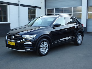 Volkswagen T-Roc 1.5 TSI Style Automatische airco, navigatie voorbereiding, carplay, licht metalen velgen, cruise controle, parkeersensoren voor en achter, enz.