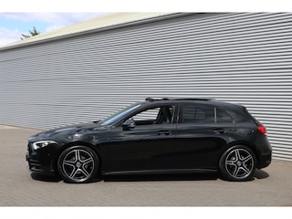 Mercedes-Benz A-klasse 200 Pakket AMG NightPakket (Panoramadak Sportleder Carplay Widescreen Camera Full-Led PrivacyGlass Pdc V+A)