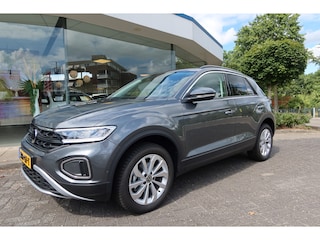 Volkswagen T-Roc 1.5 TSI 150PK AUTOMAAT Life Edition 10dkm! Navi I All-Season I