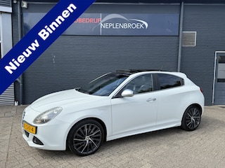 Alfa Romeo Giulietta 1.4 T Distinctive 170pk | Pano | Leder | ECC | 11-2011 242.821 KM
