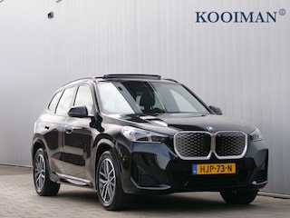 BMW iX1 eDrive20 67 kWh 304 Pk M-sport pakket Pano-dak / Trekhaak / DAB / Navi / Apple Carplay