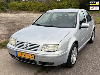 Volkswagen Bora 1.6 Trendline ECC Audio-CD/MP3 Sportstoelen Electric pakket ABS EBD LMV 16" Trekhaak Dealeronderhoud Nieuwe Apk!